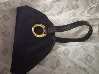 Pochette Bruno Magli blu con dettagli oro