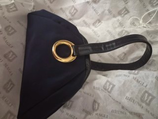 Pochette Bruno Magli blu con dettagli oro