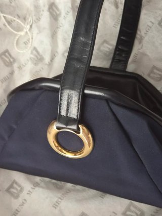 Pochette Bruno Magli blu con dettagli oro