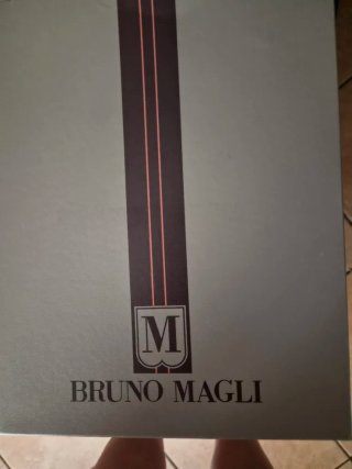 Pochette Bruno Magli blu con dettagli oro