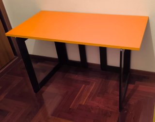 Mesa/escritorio naranja y wengué