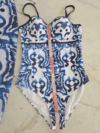 Traje de baño y pareo azul y blanco