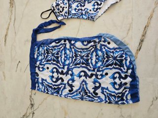 Traje de baño y pareo azul y blanco
