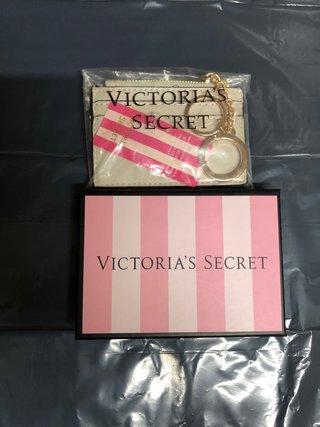Tarjetero Victoria's Secret con llavero y caja