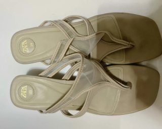 Sandali con tacco beige trasparenti