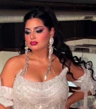 Vestido de fiesta de perlas y pendientes de perlas