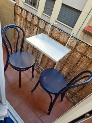 Dos sillas azules estilo Thonet