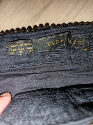 Falda negra con pedrería