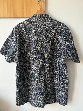 Camisa H&M Estampado Olas Japonesas Talla M