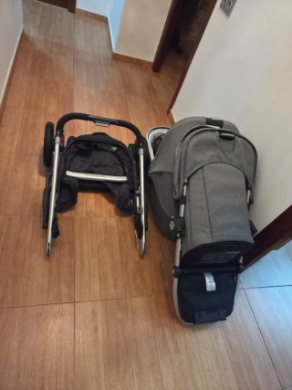 Carrito de bebé gris