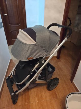 Carrito de bebé gris