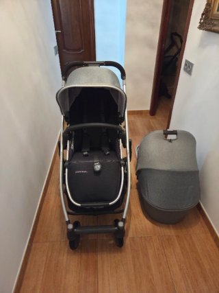 Carrito de bebé gris
