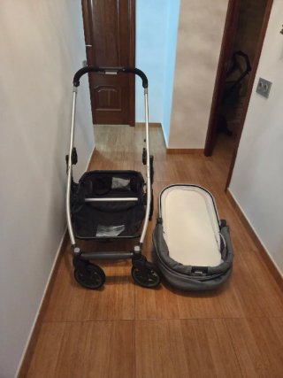Carrito de bebé gris