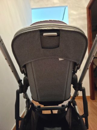 Carrito de bebé gris