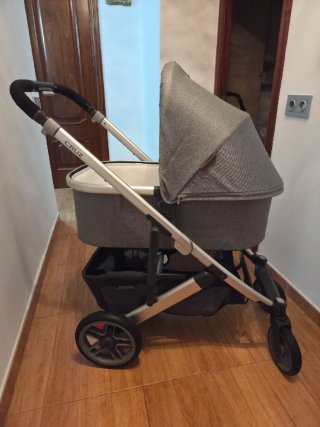 Carrito de bebé gris