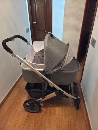 Carrito de bebé gris