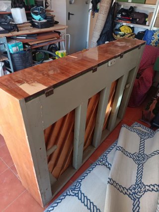 Piano vertical de madera cherny
