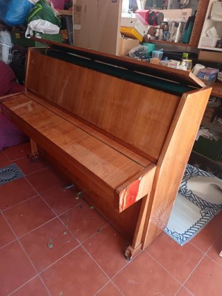 Piano vertical de madera cherny