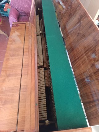 Piano vertical de madera cherny