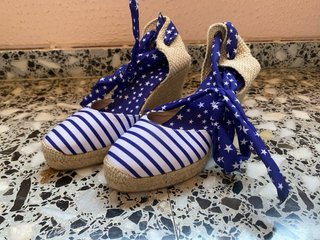 Cuñas azules con rayas y estrellas