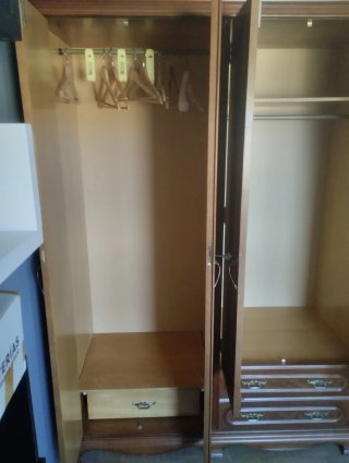 Armario de madera maciza con puertas de cristal