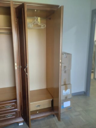 Armario de madera maciza con puertas de cristal