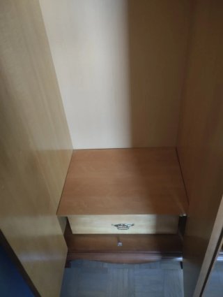 Armario de madera maciza con puertas de cristal