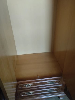Armario de madera maciza con puertas de cristal