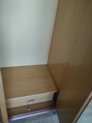 Armario de madera maciza con puertas de cristal