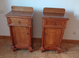 Mesitas de noche antiguas de madera maciza
