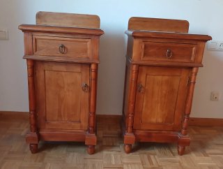 Mesitas de noche antiguas de madera maciza