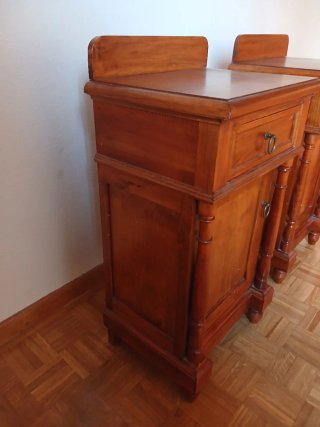 Mesitas de noche antiguas de madera maciza