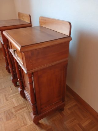 Mesitas de noche antiguas de madera maciza