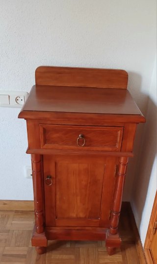 Mesitas de noche antiguas de madera maciza