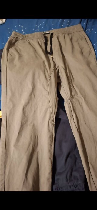 Pantalones cargo jogger beige y azul