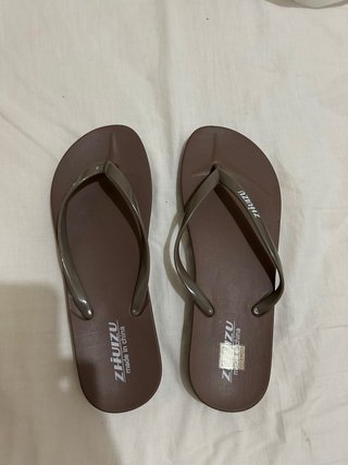 Chanclas marrones Zhiuziu