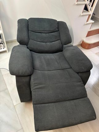 Sofá reclinable gris muy cómodo