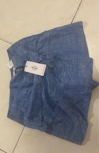 Falda short corta azul con nudo frontal