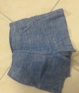 Falda short corta azul con nudo frontal