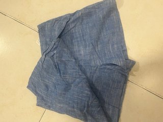 Falda short corta azul con nudo frontal