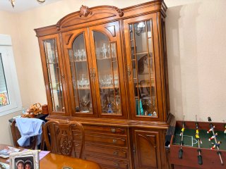 Mesa y aparador de comedor de madera