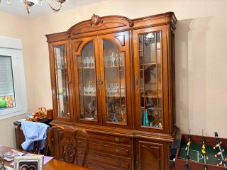 Mesa y aparador de comedor de madera