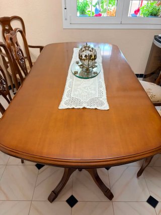 Mesa y aparador de comedor de madera
