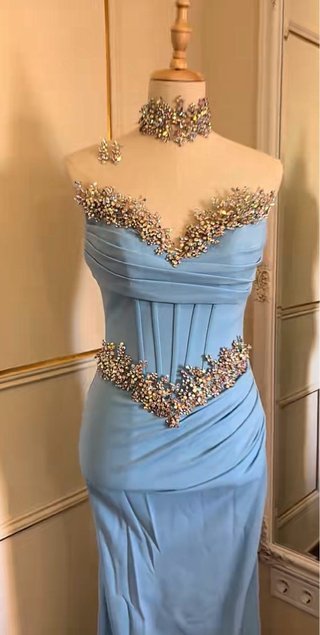 Vestido de fiesta azul con pedrería