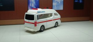 Ambulancia Nissan Tomica