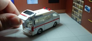 Ambulancia Nissan Tomica