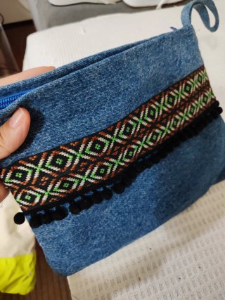 Bolso Denim con Borlas Negras y bordado