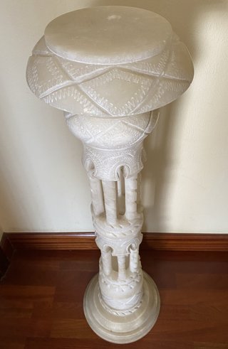 Antigua columna, pedestal de alabastro