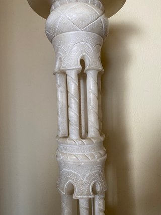 Antigua columna, pedestal de alabastro