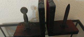2 libros antiguos con sujeta libros